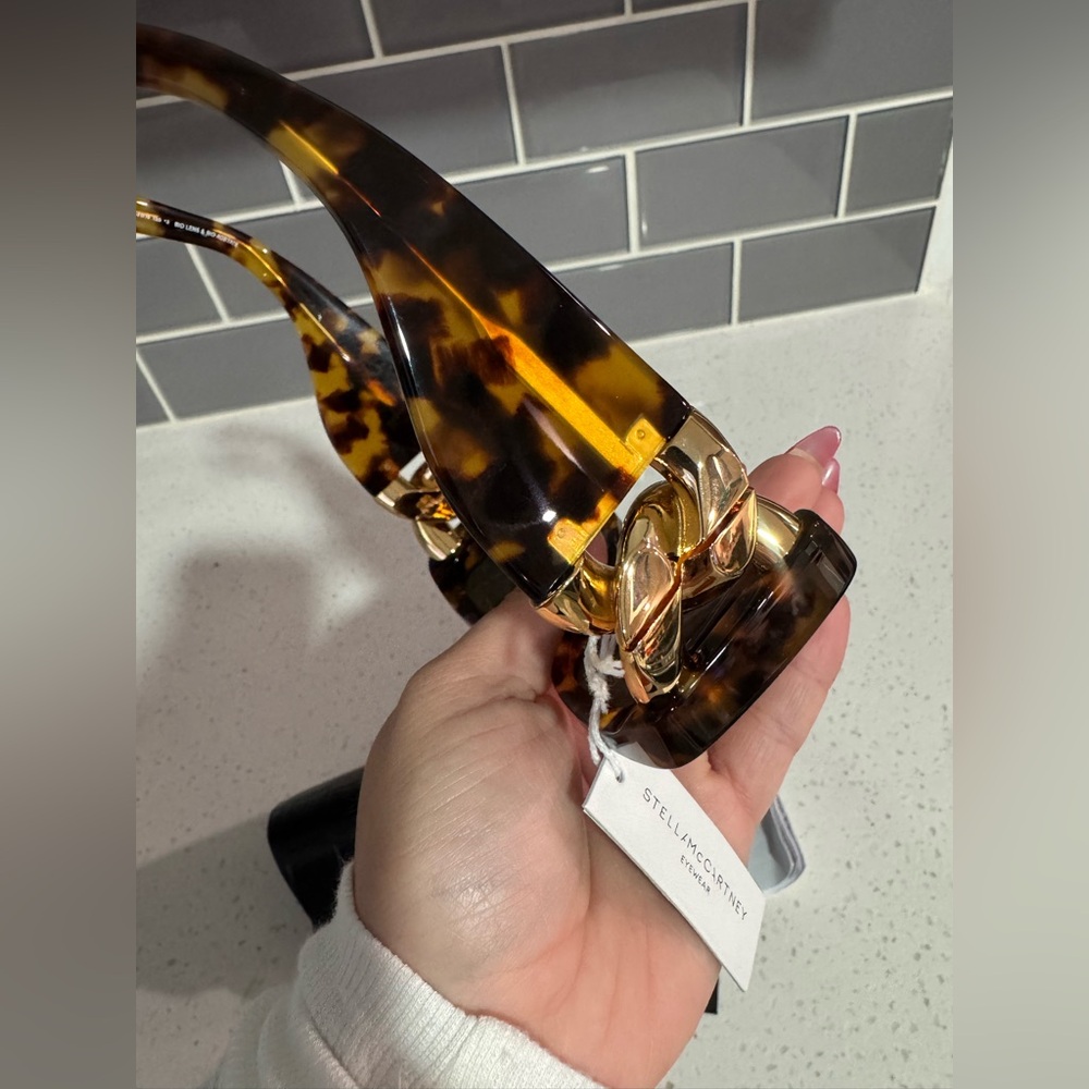 BIG SALE🫶Stella McCartney Tortoise Sunglasses with Gold Detail - Picture 8 of 16